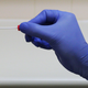 Un paciente del Hospital St George en Sydney, Australia, recibe una prueba de frotis nasal para covid-19 a principios de mayo.